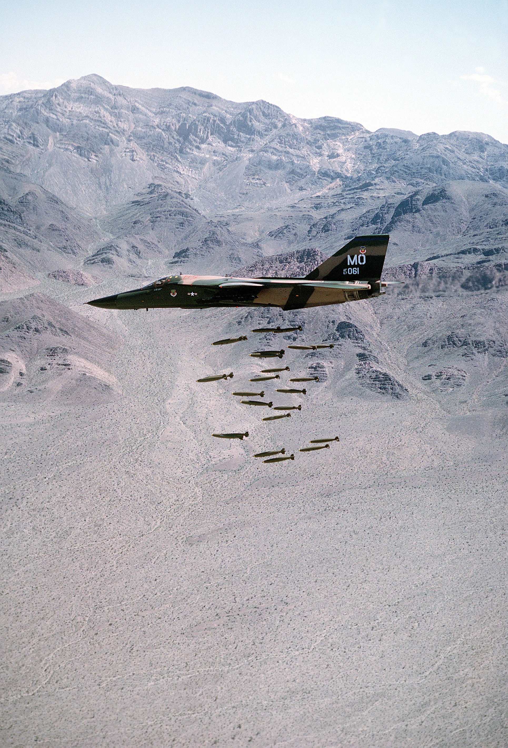 F-111A_dropping_MK82.webp