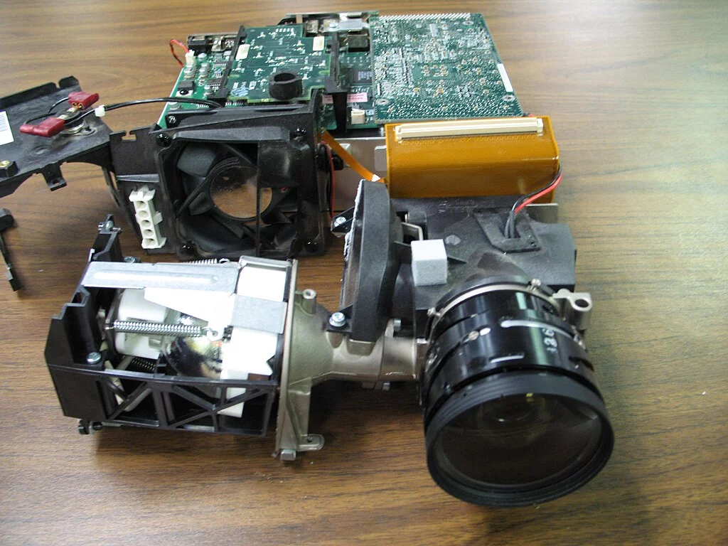 Focus_LP425z_Single_Chip_DLP_-_internal_components.webp