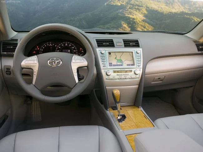 foto-toyota-camry_03-650x487.webp
