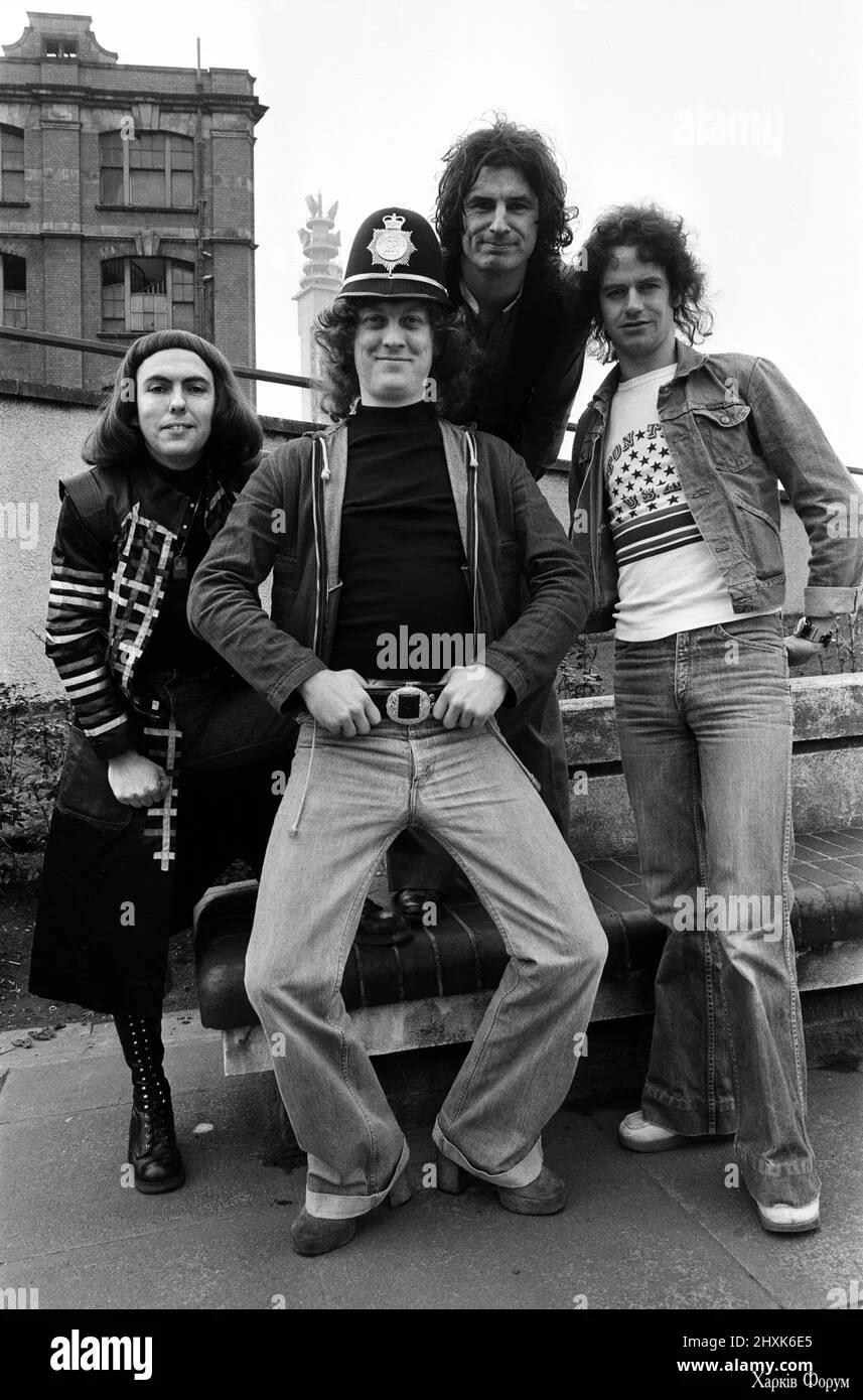 glam-rock-group-slade-posing-for-pictures-in-birmingham-city-centre-25th-march-1977-2HXK6E5.webp