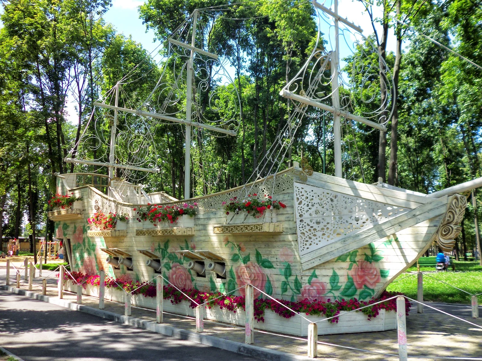 Gorky-park-in-Kharkov_02.webp