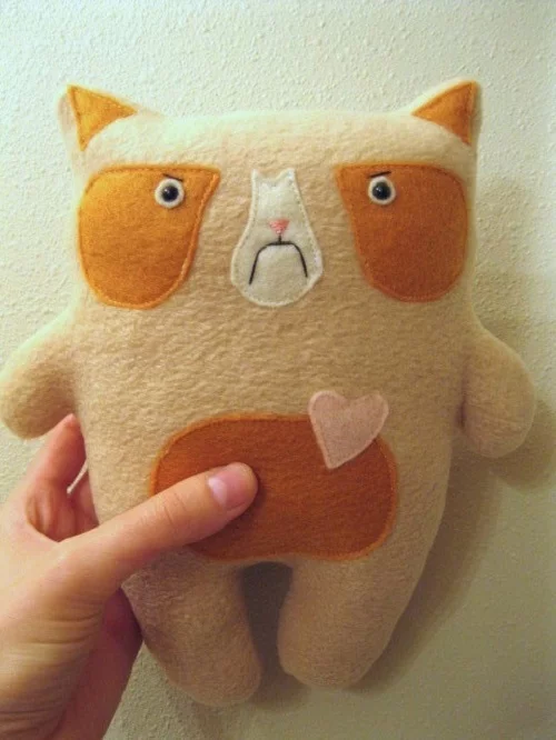 Grumpy-Cat-igrushka-svoimi-rukami.webp