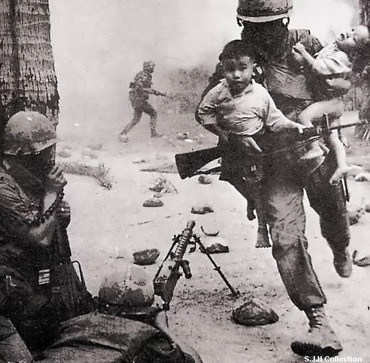 gure%208.%20ROK%20soldiers%20evacuating%20children.webp