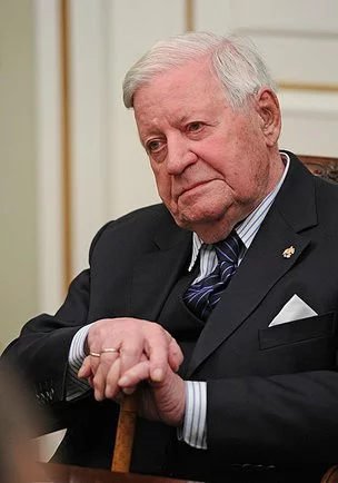 Helmut_Schmidt_Bundeskanzler_-_Moscow_11_dec_2013.webp