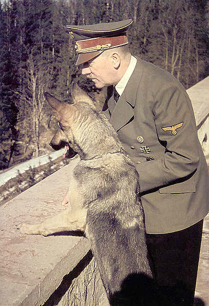 Hitler_Blondi_Berghof.jpg