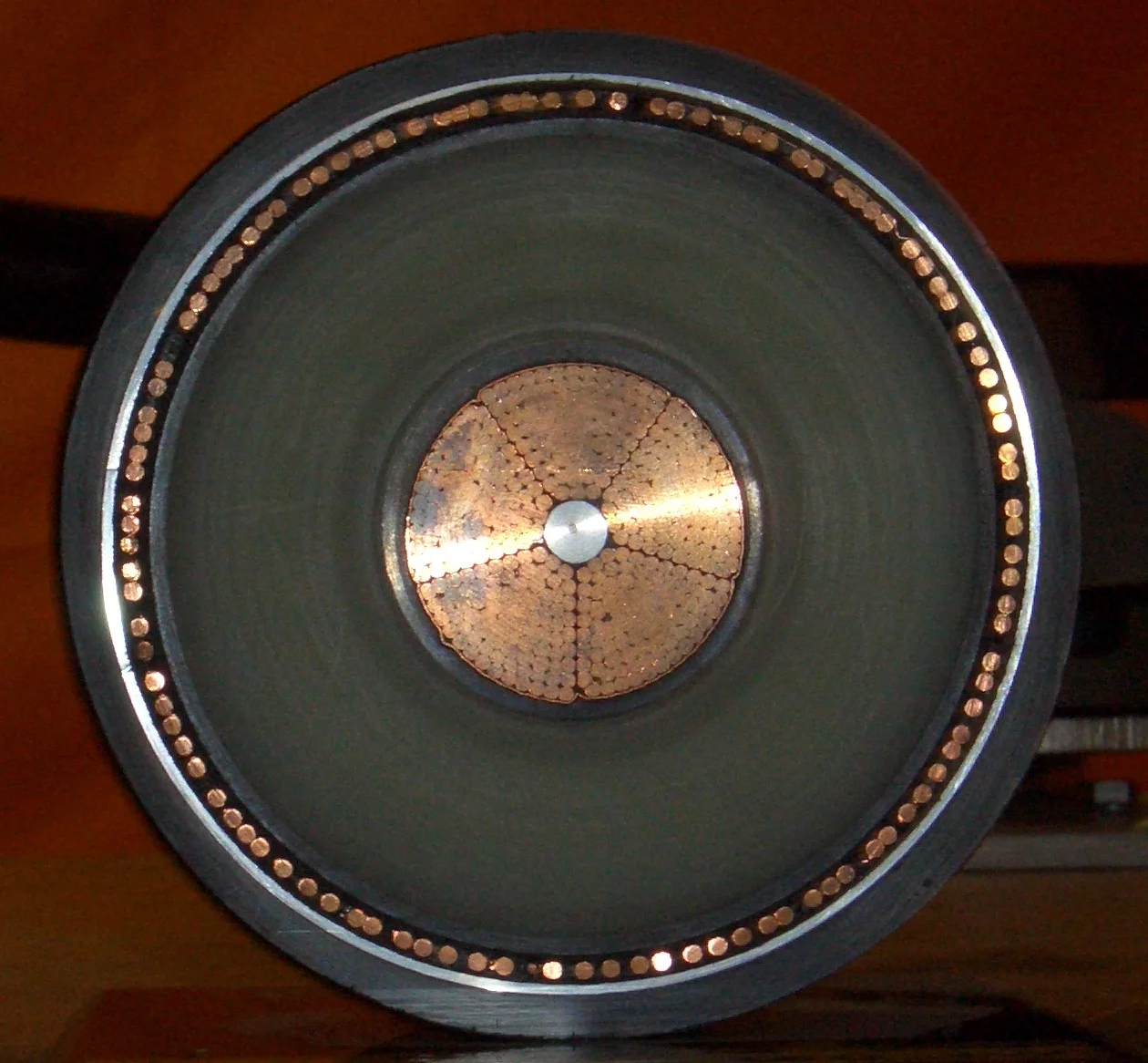 Hochspannungskabel_400kV_Querschnitt.webp