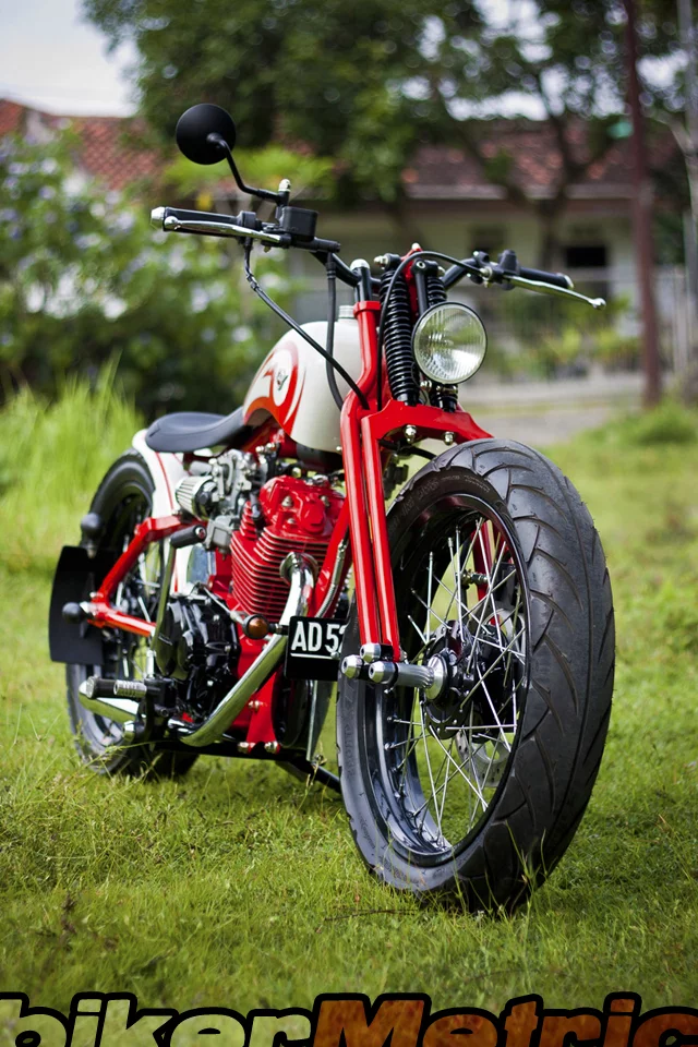 honda_cb125_bobber_front_dariztdesign.webp