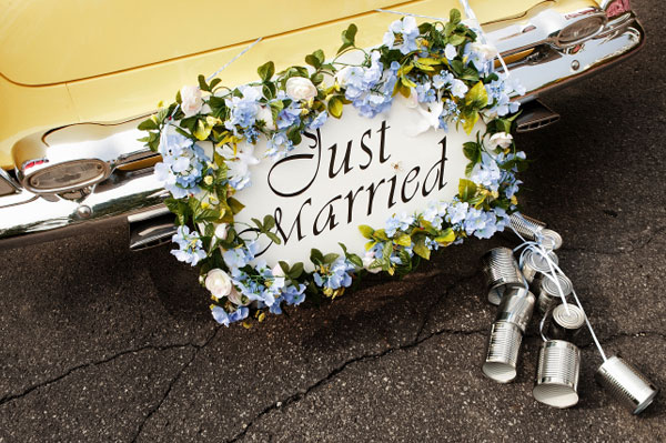 just-married-sign-on-limo.jpg