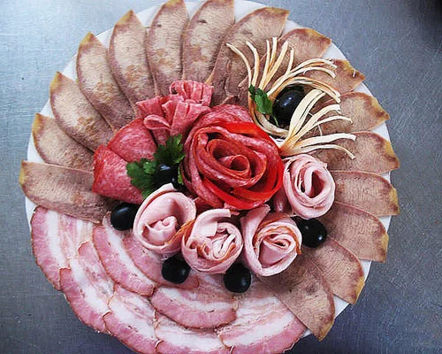 kak-sdelat-rozu-iz-kolbasy-cvety-kolbasnye-6.webp