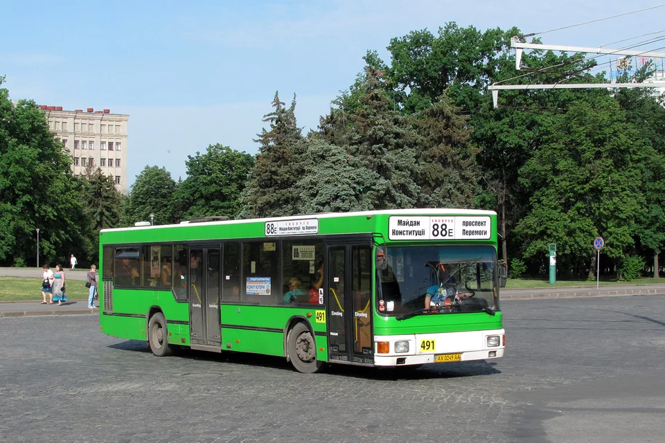 kha_man-nl2_yax0249aa_20120519_n1.webp
