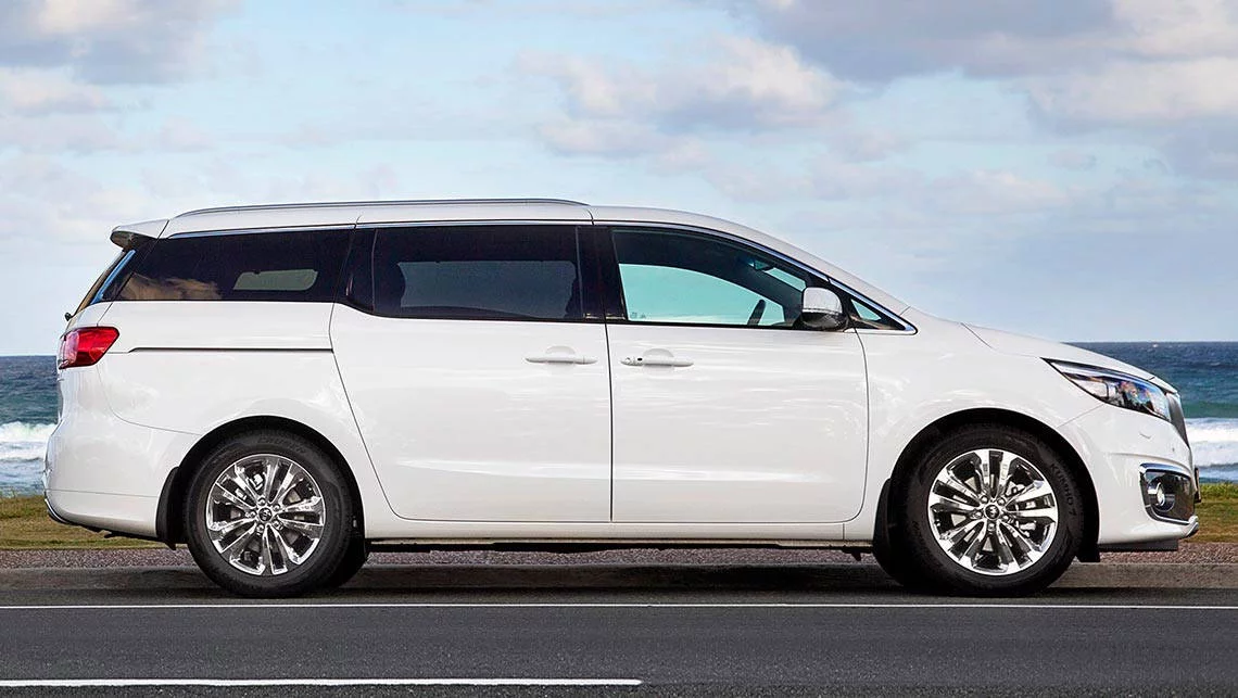 kia-carnival-platinum-2015-side.webp
