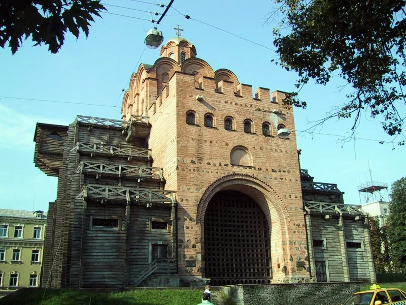 Kiev_gate_2001_07_09.webp