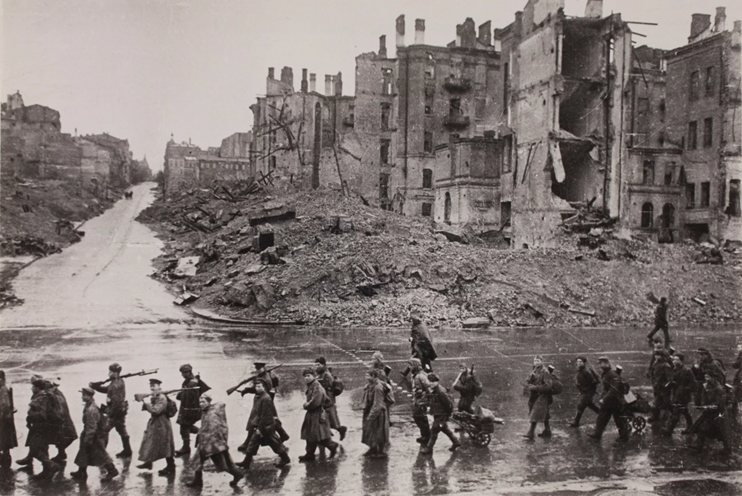 Kiev_Kreschatik_after_liberation_November_1943.webp