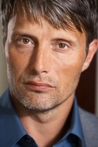 kinopoisk.ru-Mads-Mikkelsen-1048746.webp