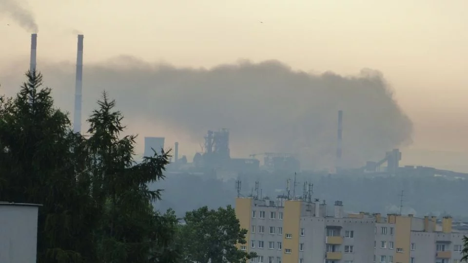 Kleby-dymu-nad-huta-ArcelorMittal---zdjecie-wyslal.webp
