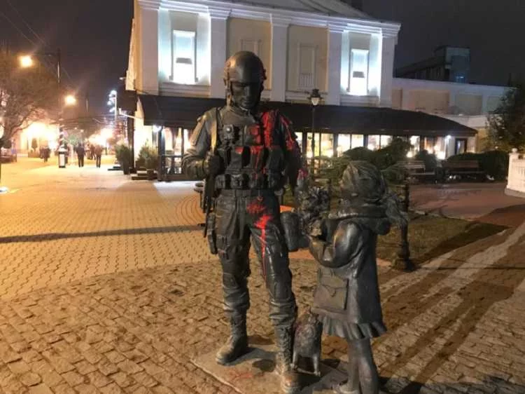 krym_simferopol_vezhlivye_lyudi_pamyatnik.webp