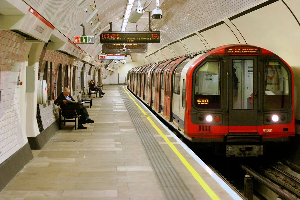 Lancaster_Gate_tube.webp