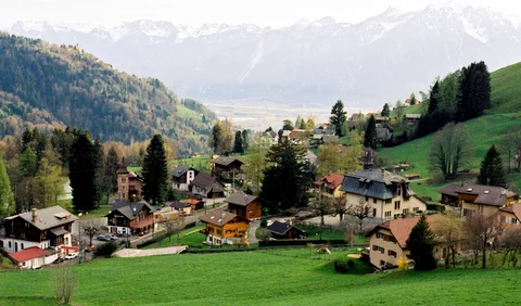 les-avants-swiss-village1.webp