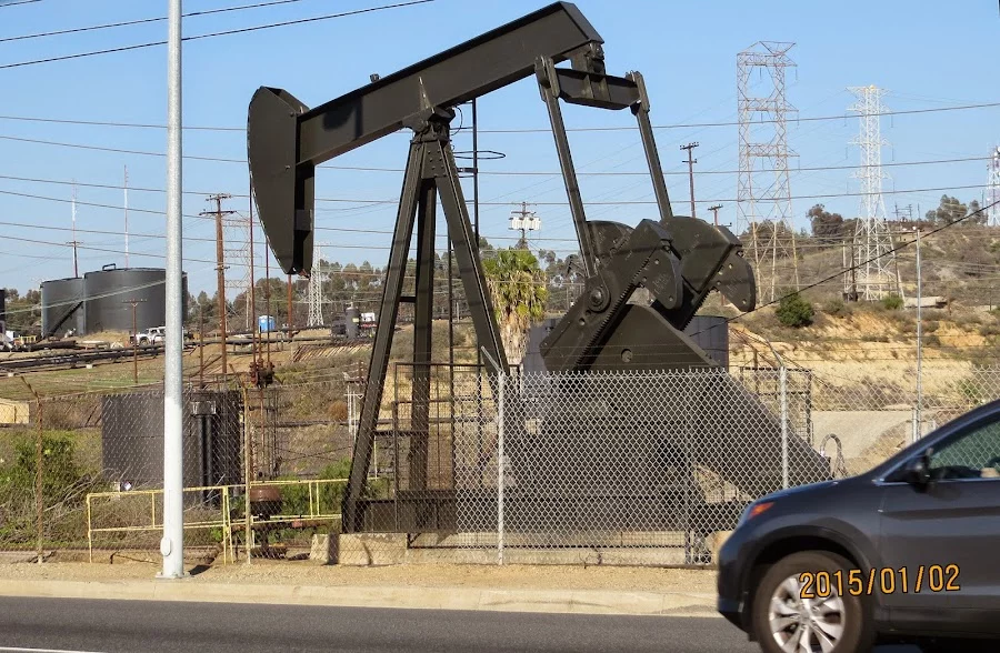 los-angeles-oil-dereck.webp