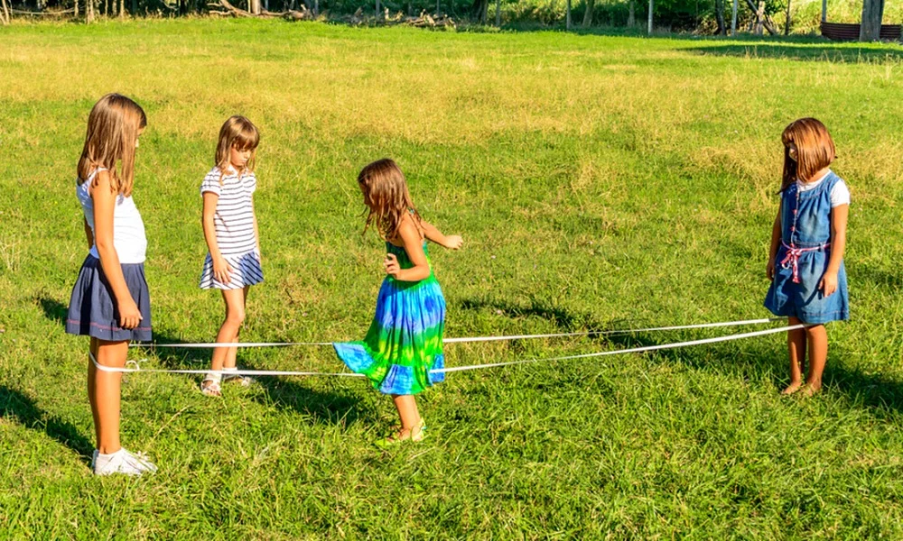 ls-are-playing-elastics-in-the-park-20170609153056.webp