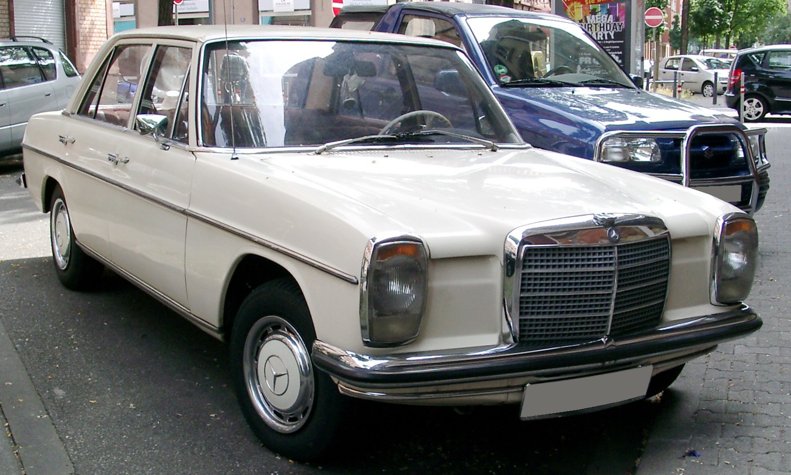 Mercedes-Benz_W115_front_20080621.jpg