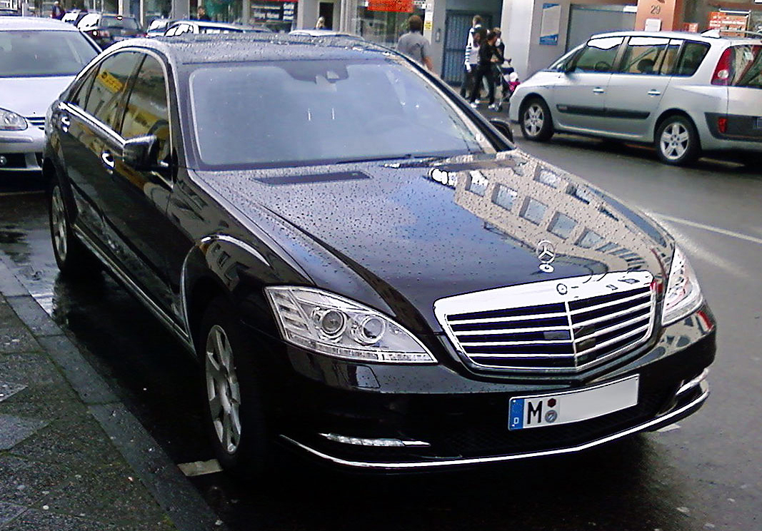 Mercedes-Benz_W221_facelift_2009_black.jpg