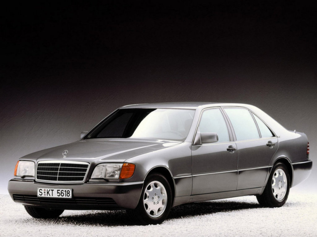 Mercedes_S-Class_Sedan_1991.jpg