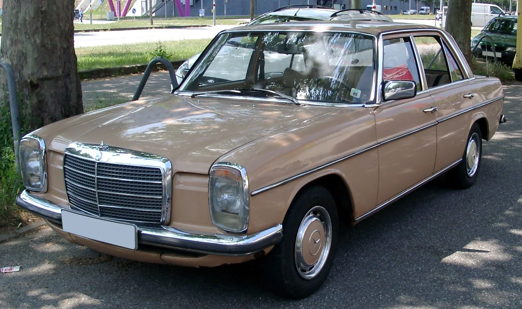 Mercedes_W115_front_20080701.webp