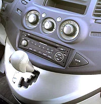 Mitsubishi_Grandis_13.webp