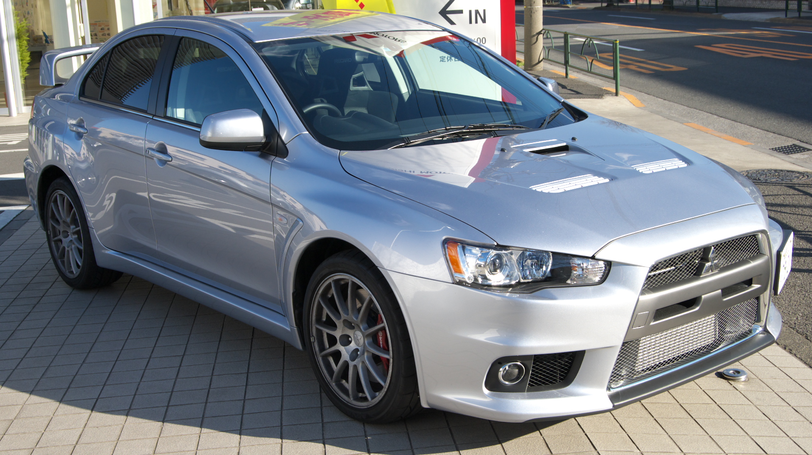 Mitsubishi_Lancer_Evolution_X_01.jpg