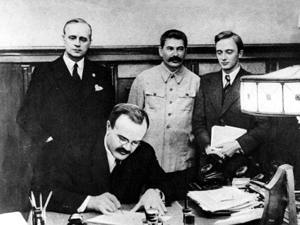Molotov_podpisivaet_pakt.webp