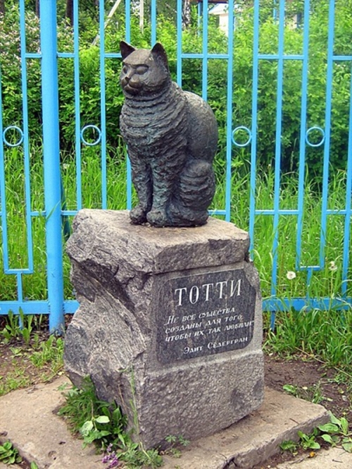 Monument-to-cat-Totti-Russia.jpg
