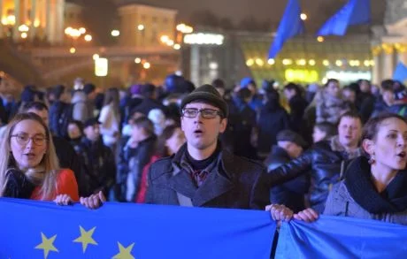 na-majdan-podderzhat--evrointegratsiju,-pojut-gimn.webp