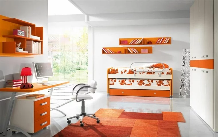 naranja-espacio-blanco-muebles.webp