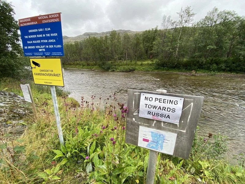 no-peeing-russia-border-web-0.webp