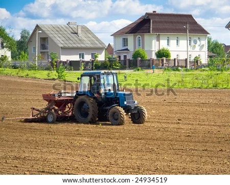 o-tractor-working-in-a-country-side-field-24934519.webp