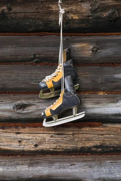 Old-skates-hanging-on-wooden-wall-23-2147963566.webp