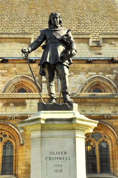 Oliver_Cromwell_statue%2C_Westminster.jpg