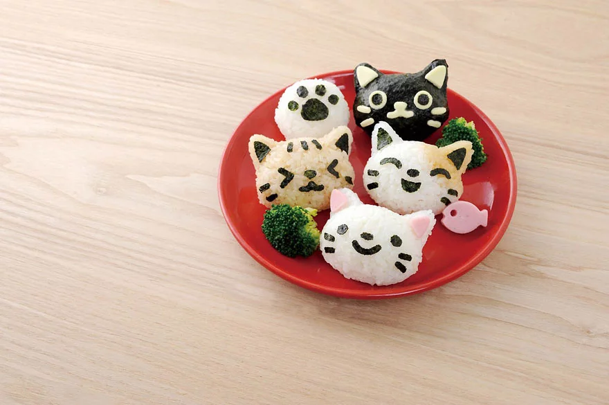 Onigiri-cat-face-omusubi-Nyan-rice-balls-5.webp