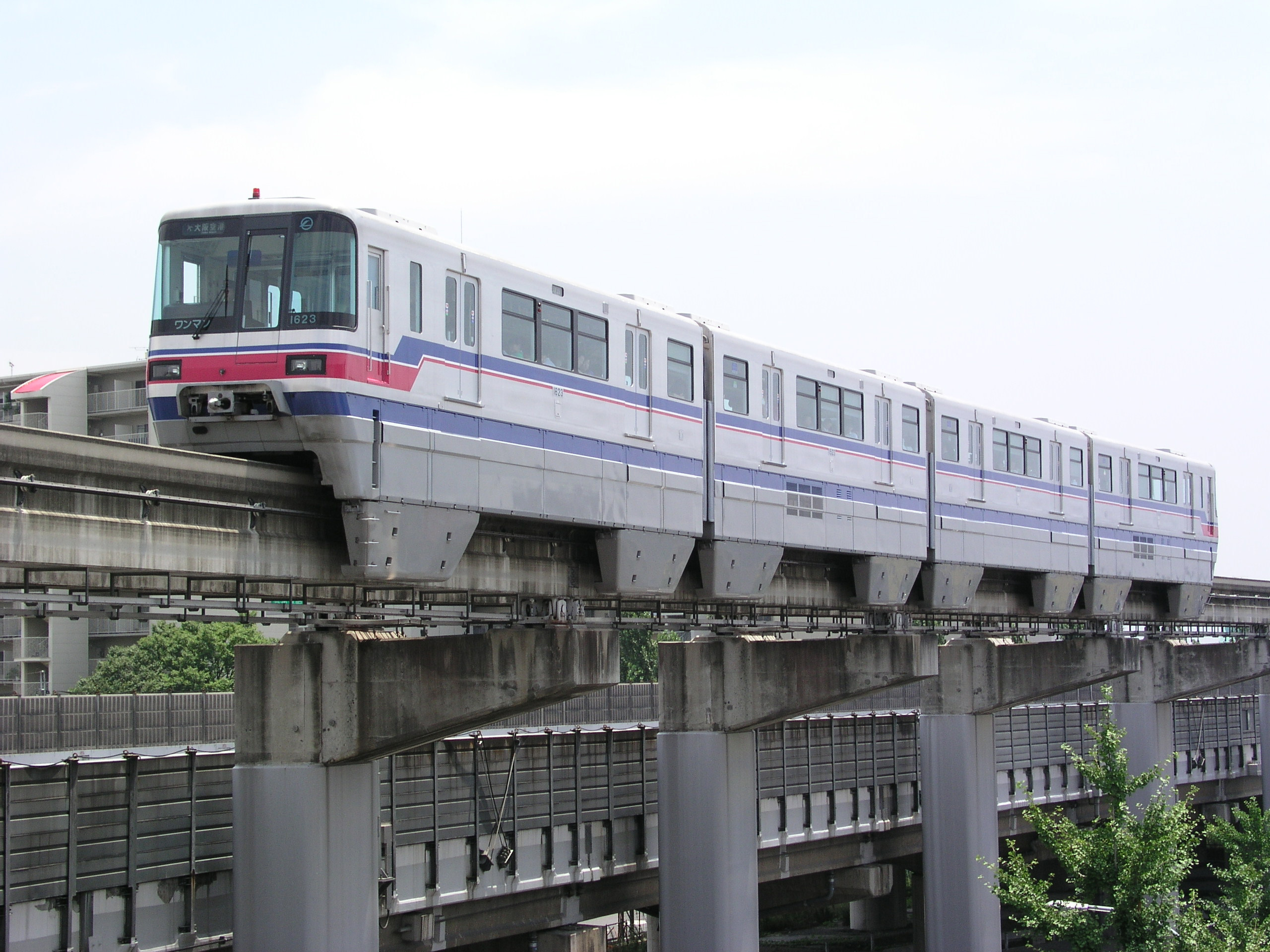 OsakaMonorail1000Series01.jpg