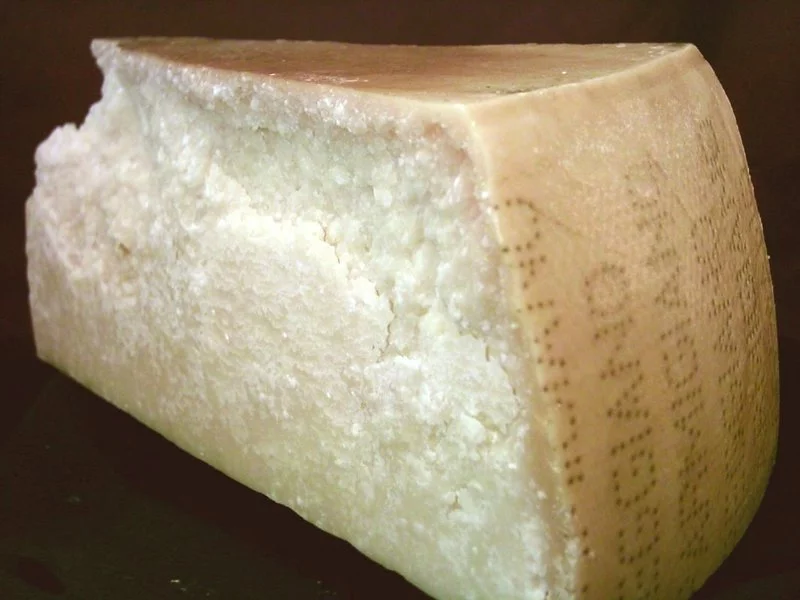 Parmigiano_reggiano_piece.webp