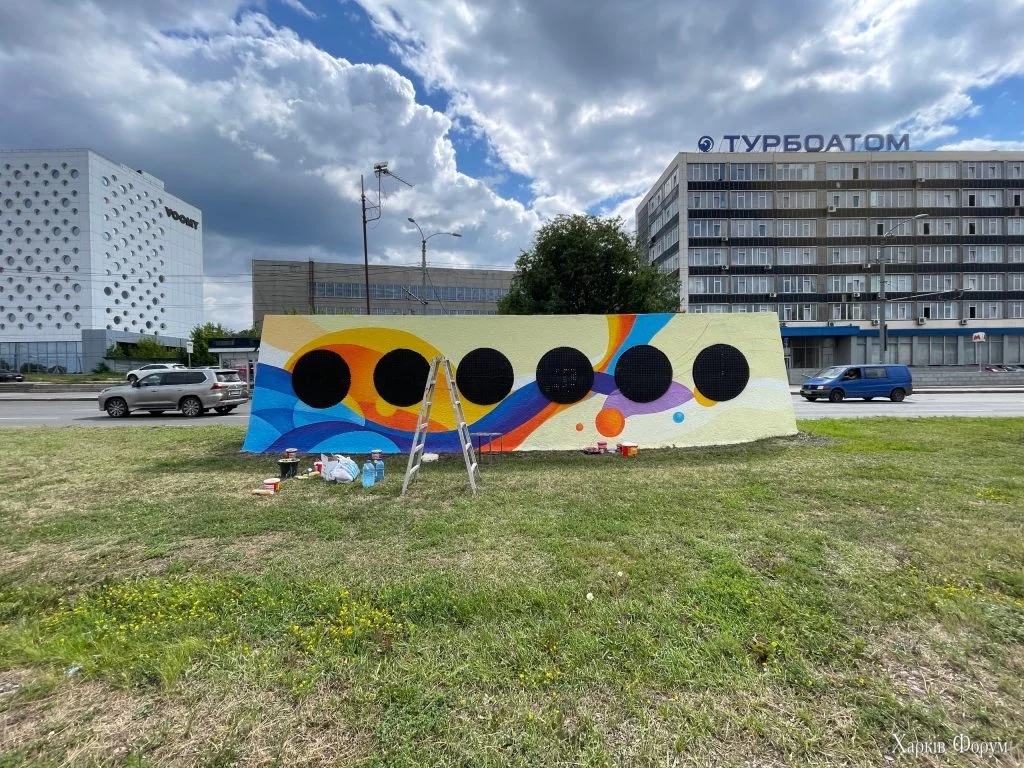 Вентиляційний кіоск біля станції метро «Турбоатом» розписала художниця-муралістка
