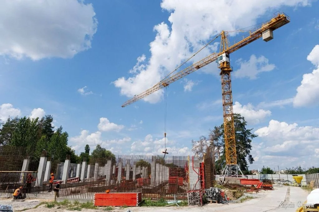 У Зміївській громаді продовжується будівництво масштабної захисної споруди на території ліцею