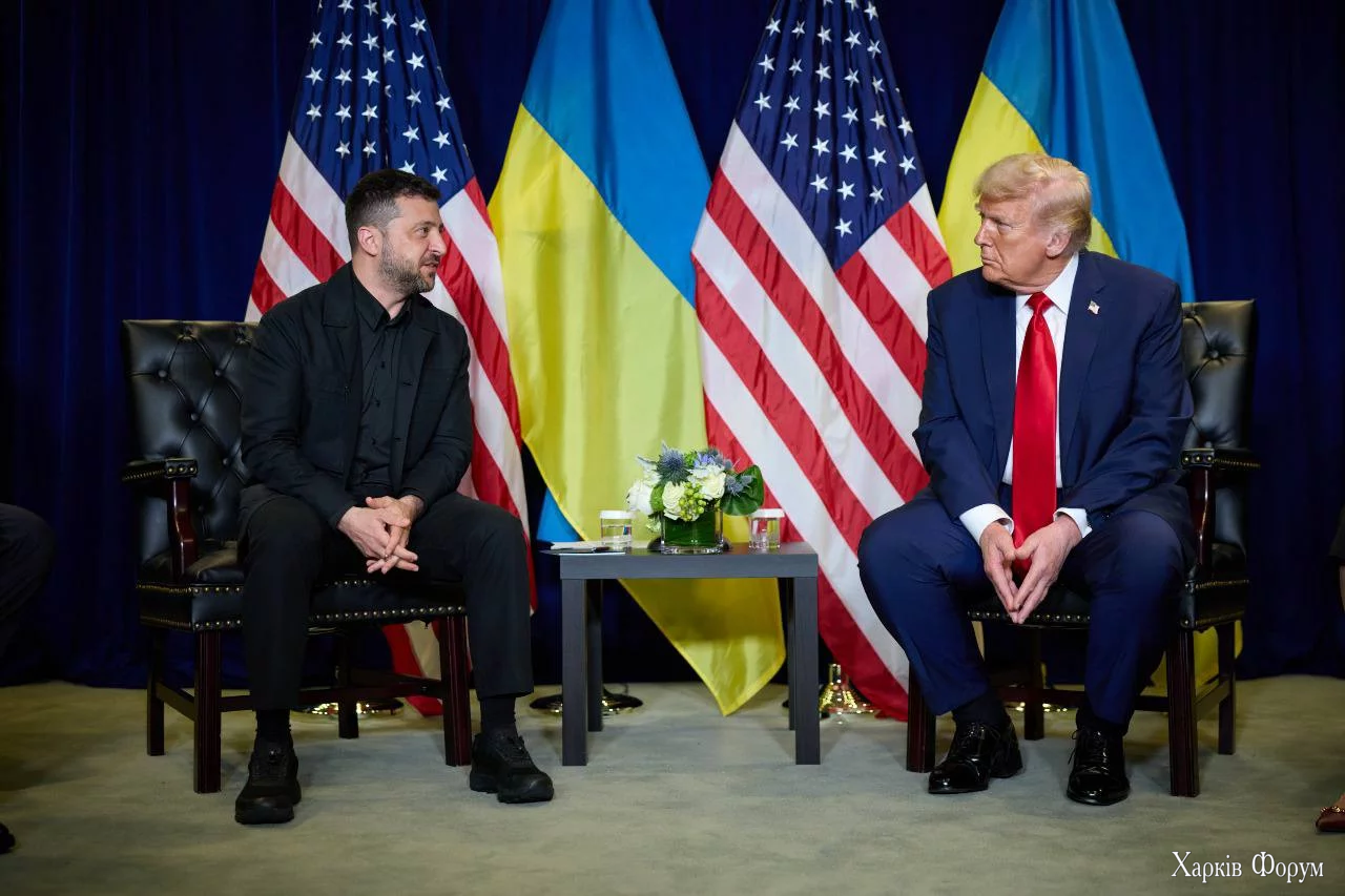 Зеленський та Трамп з прапорами України та США
