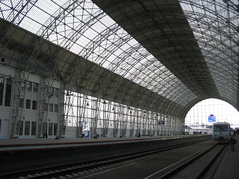 px-Moscow_Kievsy_Rail_Station_glass_and_steel_roof.webp