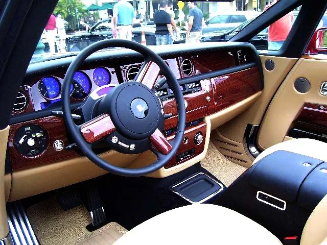 Rolls-Royce_Drophead_Coup%C3%A9_interior.webp