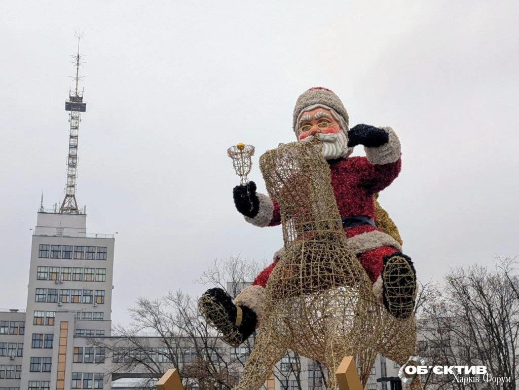 Санта-Клаус у сквері на площі Свободи у Харкові 3