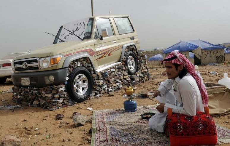 saudi-youths-car-stones-bricks-11jpg_small_1.jpg