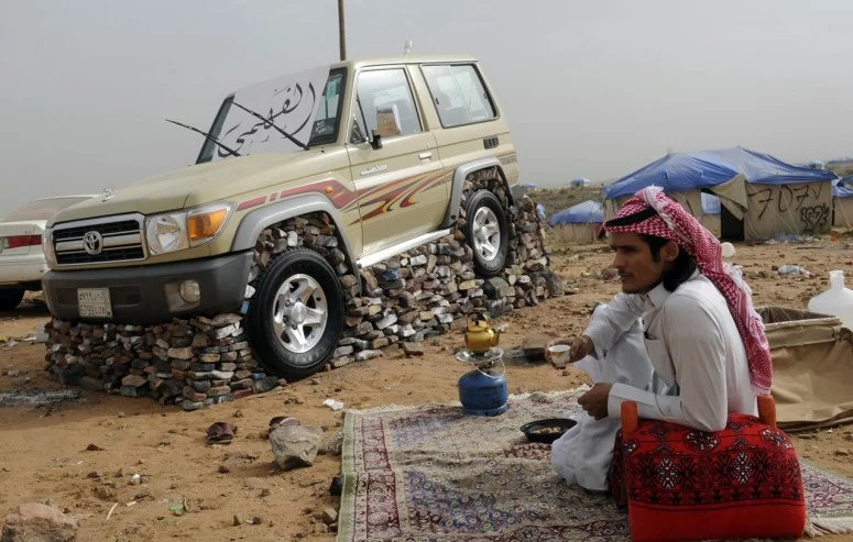 saudi-youths-car-stones-bricks-11jpg_small_1.webp