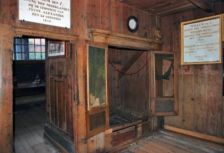 Знаменитая кровать Петра Великого. Фото из музея в городе Саардам (Нидерланды), посвященного зарубежной командировке русского царя в 1697 году.